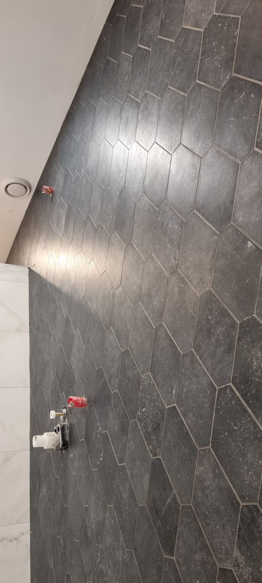 Strak gelegde tegels in moderne ruimte